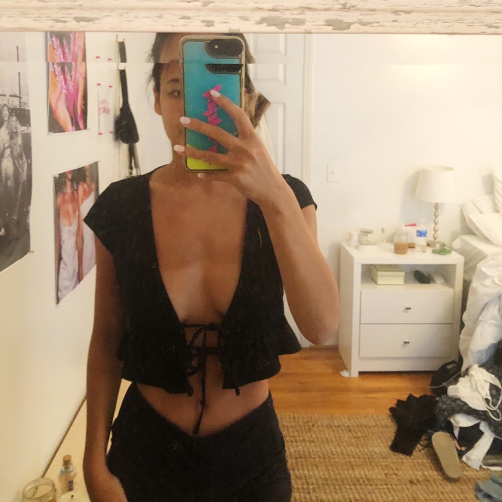 F21 BLACK TIE CROP TOP